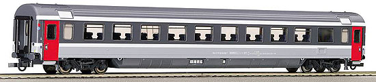 Passenger car 2nd class in EC livery<br /><a href='images/pictures/Roco/64257.jpg' target='_blank'>Full size image</a>